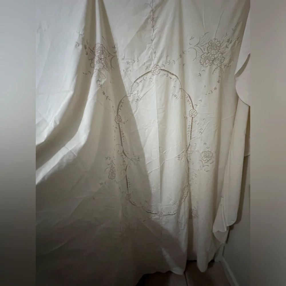 Vintage Off White Embroidered Tablecloth Oval Scalloped Edges Apprx 78 x 63